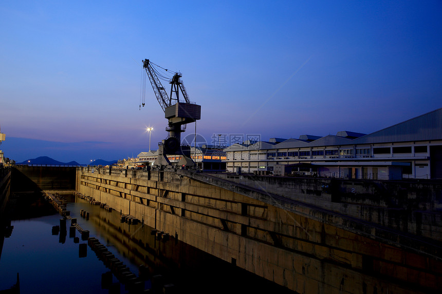 Crane靠近船坞一个覆盖的干燥码头货物货运维修甲板起重机天空造船院子船体制造业图片