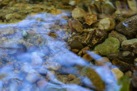水的紧密处基岩波纹卵石反射河岸溪流酒店薄雾石头岩石图片素材