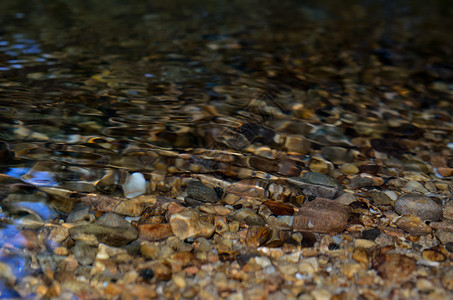 水的紧密处河床酒店波纹反射薄雾溪流河岸石头电流基岩图片素材