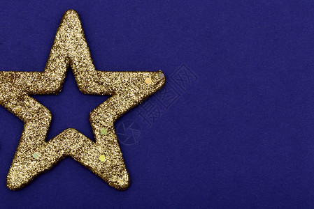 金光闪闪的明星圣诞装饰品 孤立在蓝面包上火花卡片蓝色金子星星问候语摄影黄色传统季节背景图片