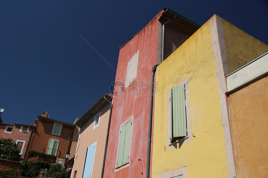 Roussillon有彩色房屋住宅红色村庄文化街道建筑学石头绿色城市窗户图片