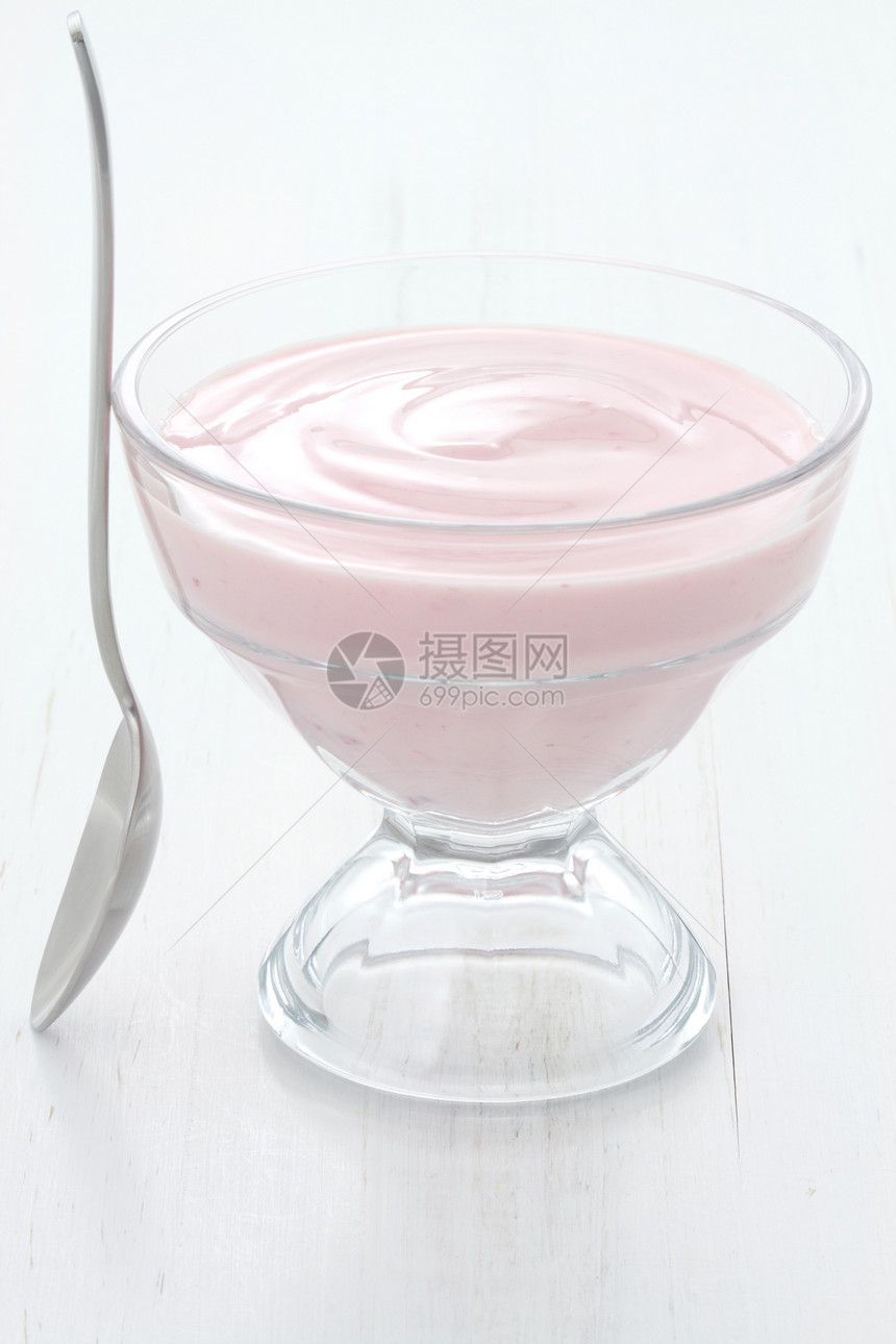 新鲜草莓酸奶奶昔牛奶酸奶勺子冰冻圣代小吃香草美食营养图片