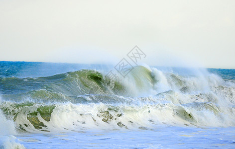 热带风暴期间的海洋波浪背景图片