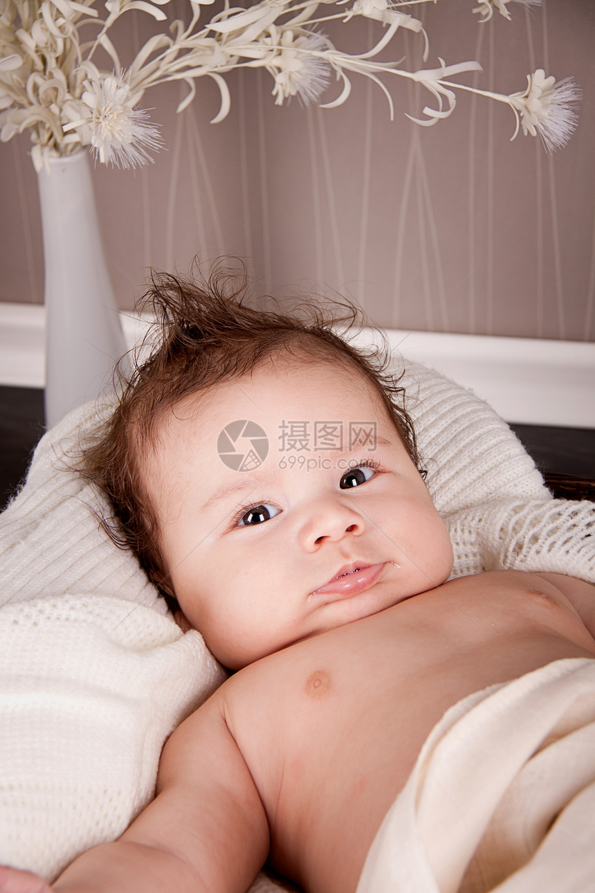 甜甜的婴儿小婴幼儿在篮子毯子上的毛毯上羊毛皮肤女孩家庭新生蓝色卫生快乐健康格子图片