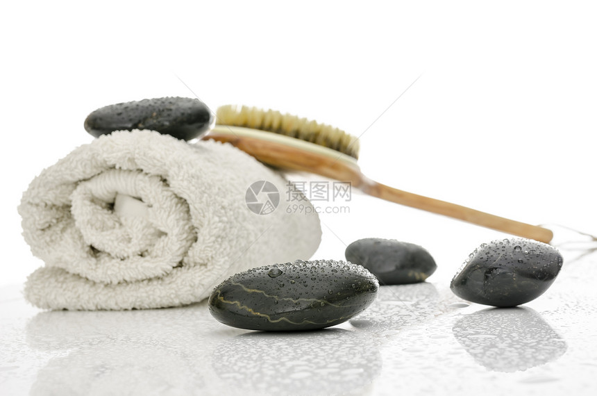 配有按摩石 刷子和毛巾的垃圾布保健皮肤洗澡概念治疗反射静物石头护理卫生图片