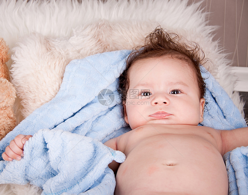 躺在毯子上可爱的婴儿小宝宝男生眼睛新生快乐家庭拥抱微笑女孩女儿生活图片
