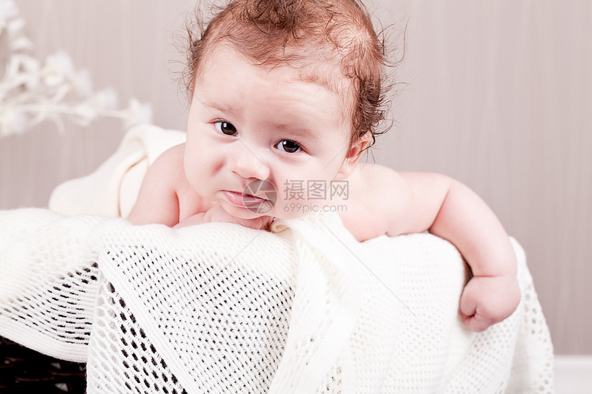 甜甜的婴儿小婴幼儿在篮子毯子上的毛毯上新生生活皮肤羊毛健康微笑童年男生快乐蓝色图片