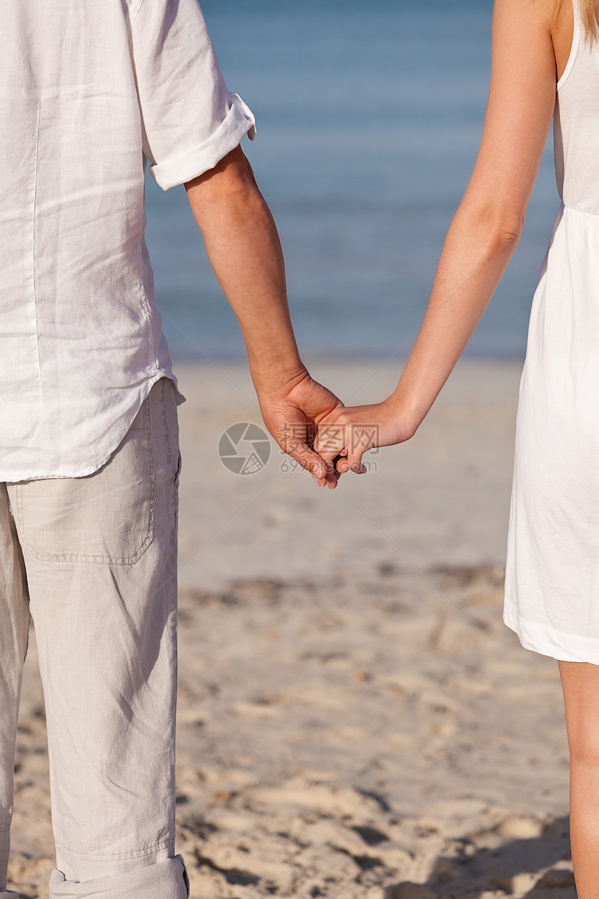 夏天 情侣在海滩上手牵手假期幸福女士海洋手腕男性手势夫妻成人感情图片