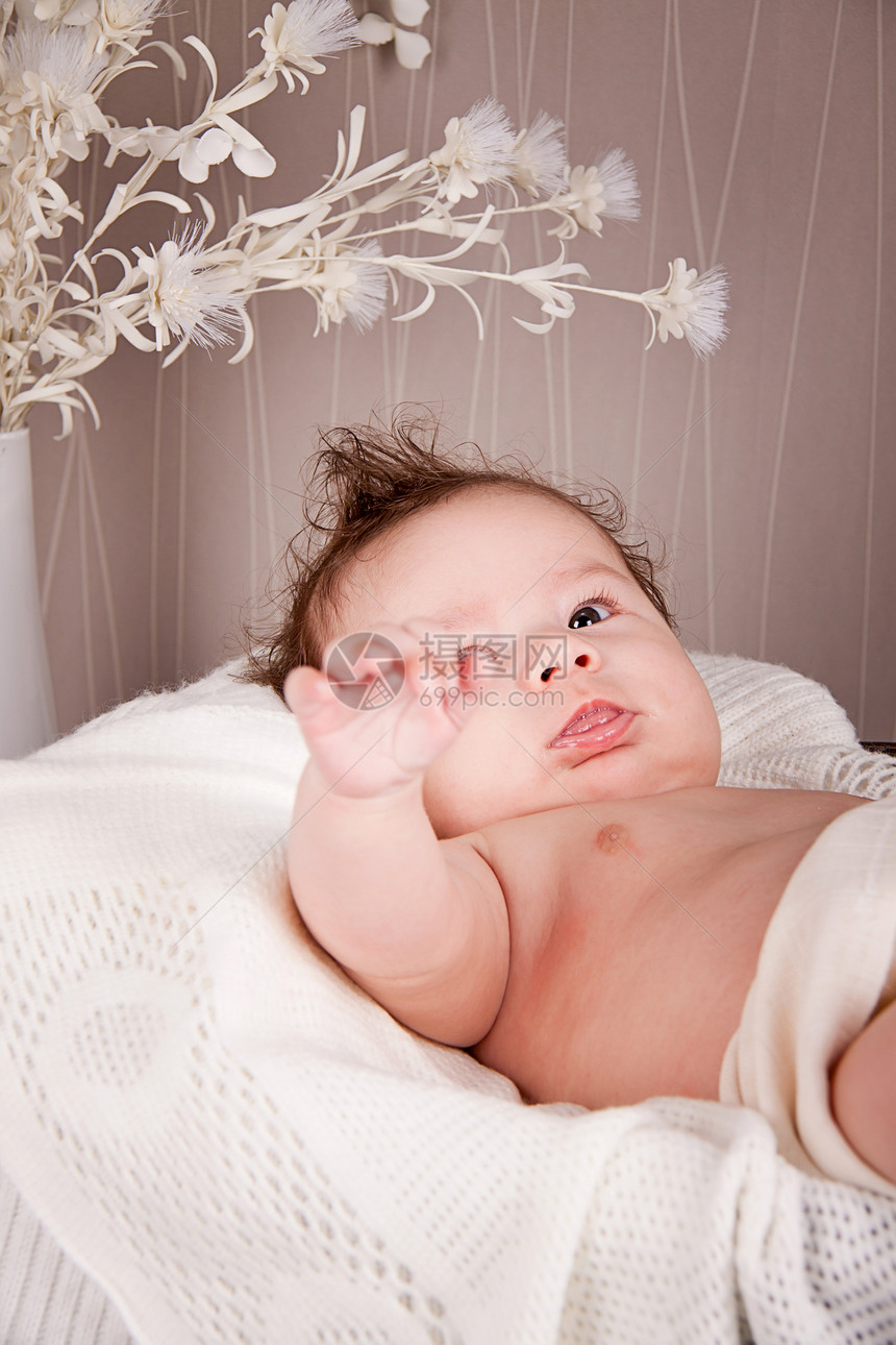 甜甜的婴儿小婴幼儿在篮子毯子上的毛毯上蓝色生活新生皮肤格子卫生孩子童年女孩健康图片