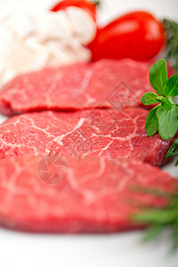 神户三扎基牛肉奶牛牛扒红色美食用餐迷迭香午餐大理石纹绿色盘子背景图片
