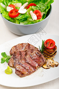 烧烤的神户米亚扎基牛肉炙烤蔬菜盘子食物鱼片午餐美食沙拉迷迭香香料背景图片
