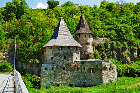 中世纪塔阳光蓝色照片尖塔地标城堡历史爬坡太阳石墙高清图片