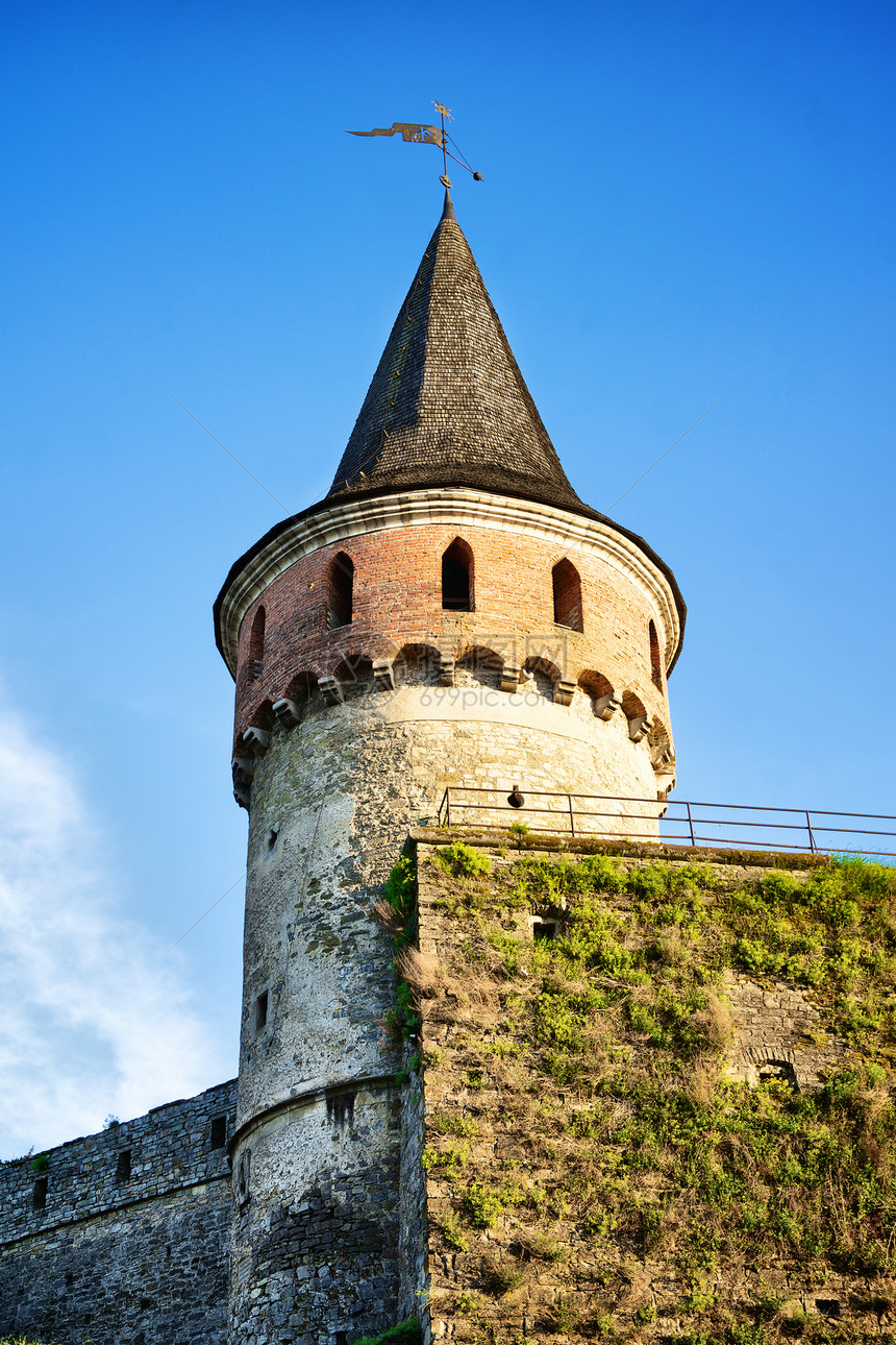 中世纪塔太阳森林爬坡岩石蓝色历史城堡尖塔石墙石头图片