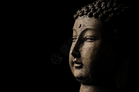 黑色背景的佛佛冥想文化智慧雕像宗教禅意背景图片