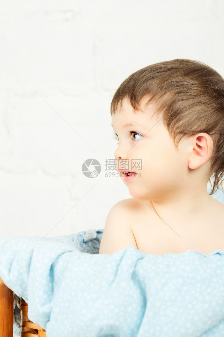 摇篮儿童微笑婴儿蓝色说谎家庭男生深色儿子柳条快乐图片
