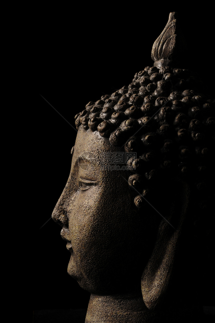 黑暗背景下被孤立的佛头竹子文化耳朵风水祝福宗教黑色佛像哲学家禅意图片