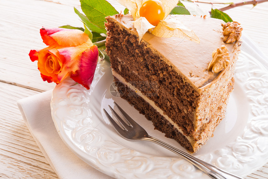 带玫瑰蛋糕的蛋糕玫瑰花朵饼干餐饮庆典馅饼仪式奶油咖啡糕点图片