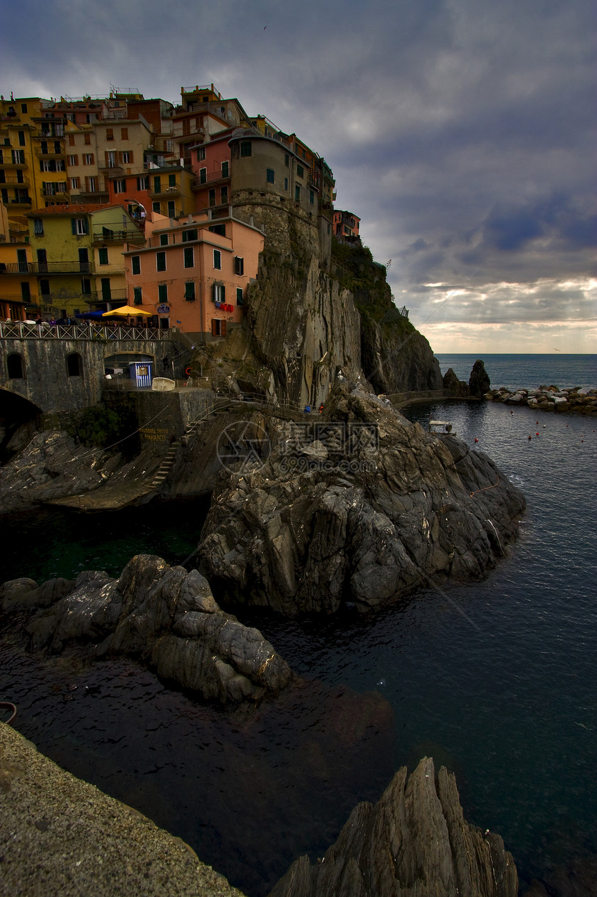意大利语中的马纳罗拉木头岩石爬坡国家城市海岸线阳伞石头石工楼梯图片
