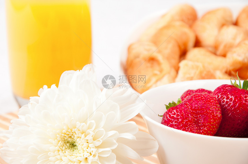 早餐加浆果 橙汁和羊角面包花瓶住宅桌布糕点盘子玻璃旅行服务杯子酒店图片