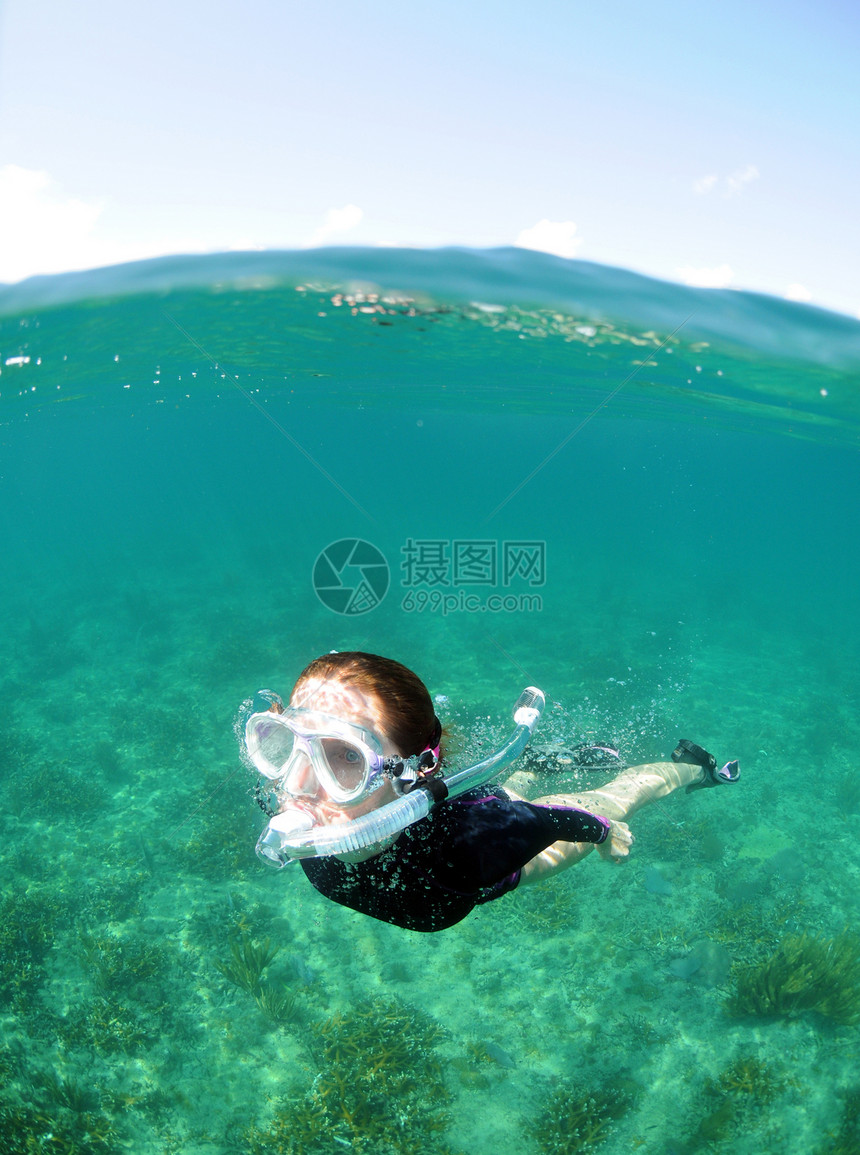 年轻女子在水下潜水图片