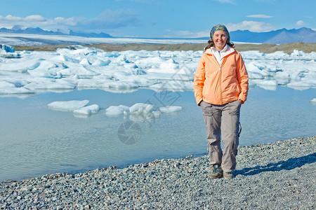 产犊冰川妇女欣赏冰川湖产犊旅游漂浮环境冰山生态女孩天空蓝色女士背景