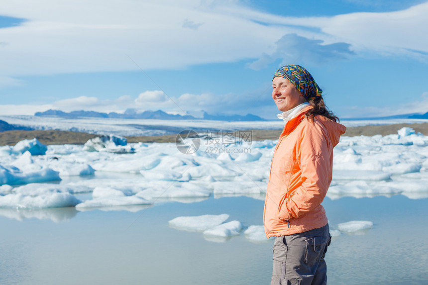 妇女欣赏冰川湖山脉钦佩冻结蓝色生态气候冰山冒险旅行假期图片