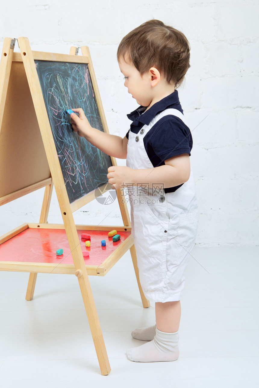 带粉笔的儿童绘画爱好作家学习者教育画家学校天赋金发木板孩子图片
