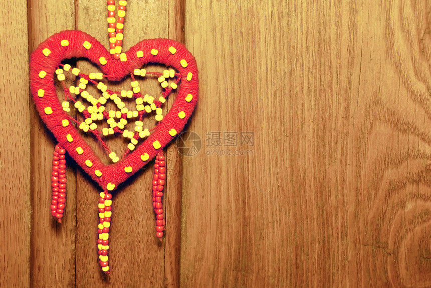 红心在木本底感情木头棕色红色装饰展示珠子庆典恋情礼物图片