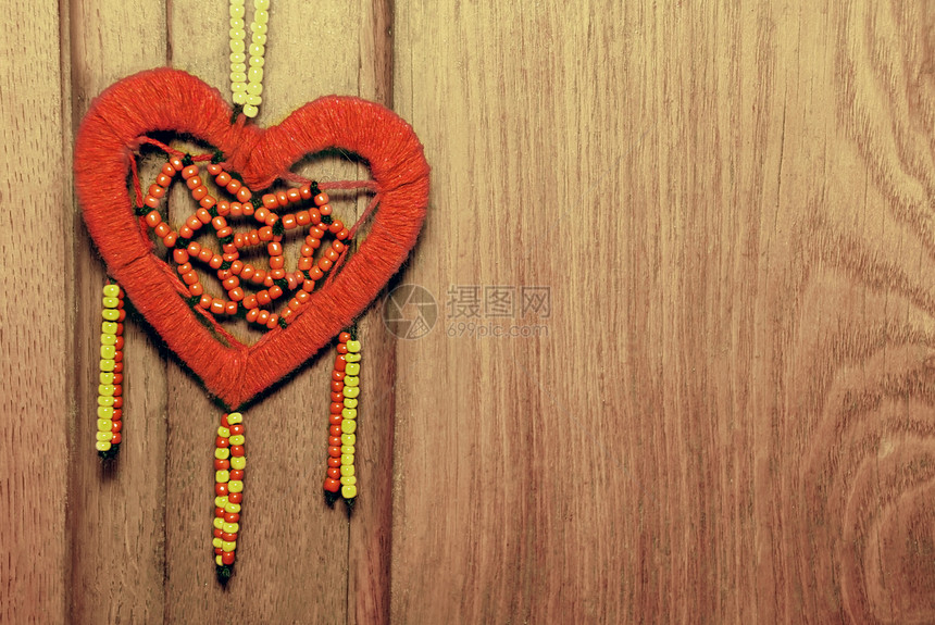 红心在木本底木头棕色细绳感情红色礼物样本浪漫材料装饰图片