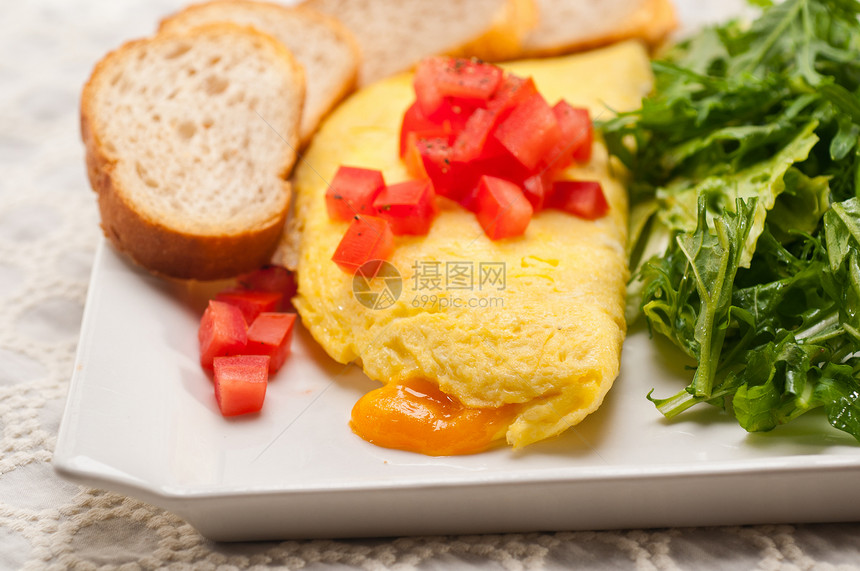 配番茄和沙拉的奶酪蛋奶蔬菜折叠油炸草本植物饮食午餐火腿食物早餐胡椒图片