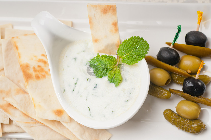 希腊语 Tzatziki 酸奶酱和皮塔面包面包酸奶蔬菜盘子食物营养午餐小吃薄荷草本植物图片