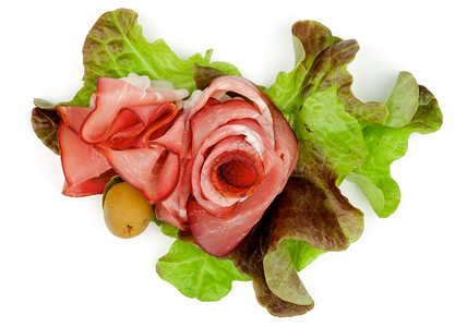 罗马诺Prosciutto和绿白色生活方式冷盘养护奢华猪肉小吃火腿美食家红色背景