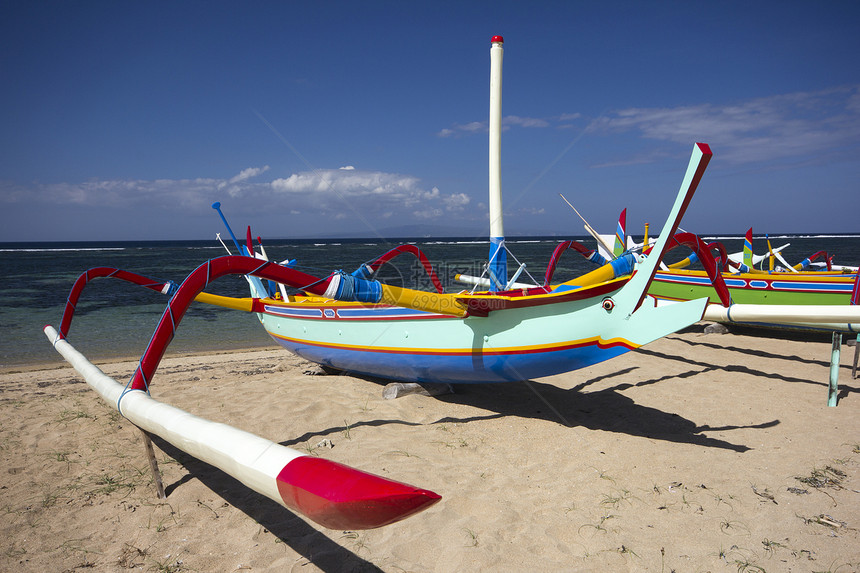 巴厘萨努尔海滩上的船只图片