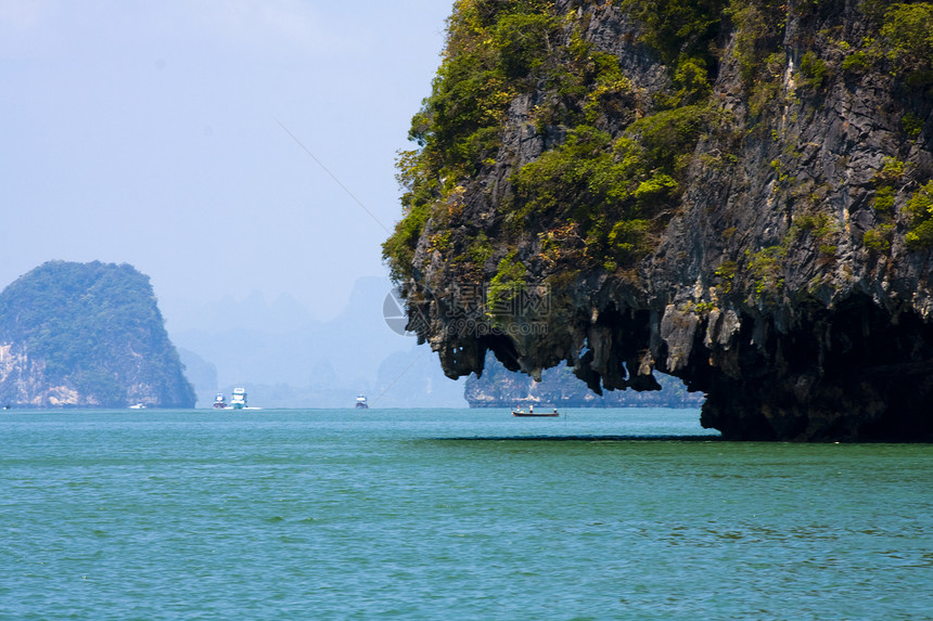 张恩加湾石灰石岩石天空悬崖放松海岸岩溶旅游假期蓝色图片