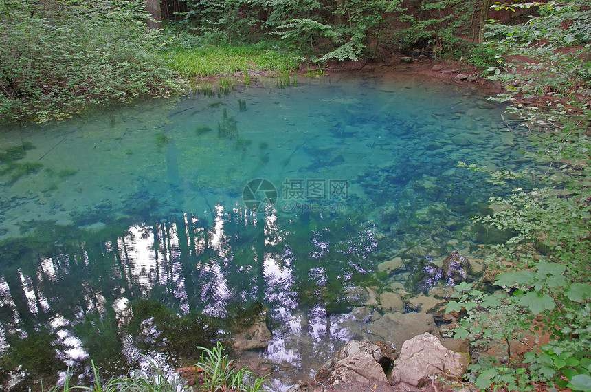 蓝湖旅行风景石头环境绿色森林公园场景水池反射图片