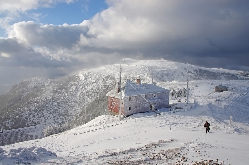 山上的冬季风景图片