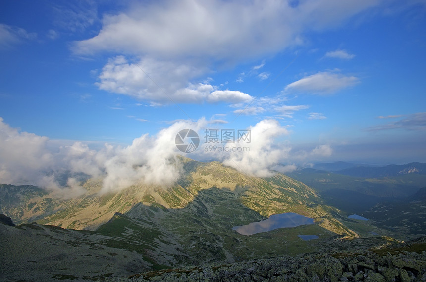 山区首脑会议观点荒野波峰全景溪流绿色场景岩石高度植物公园图片