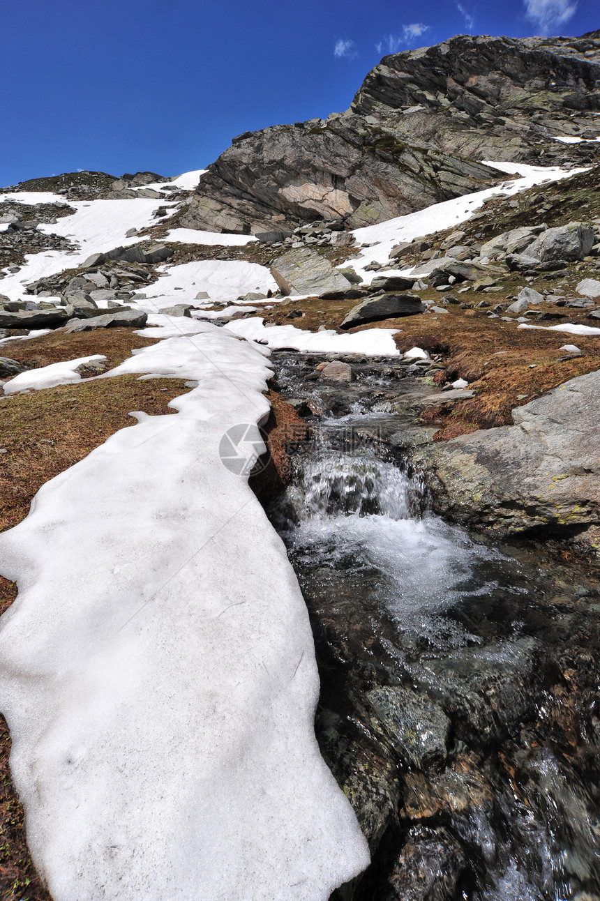 高山风景 湖泊和雪雪废墟山脉岩石爬坡旅行顶峰季节国家冻结首脑图片