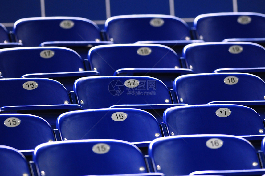 用于体育场座位的蓝色椅子观众棒球站立游戏运动长椅建筑竞技场音乐会图片