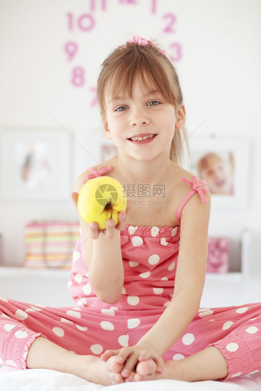 早晨早餐童年青年女儿女性育儿快乐卧室水果食物图片