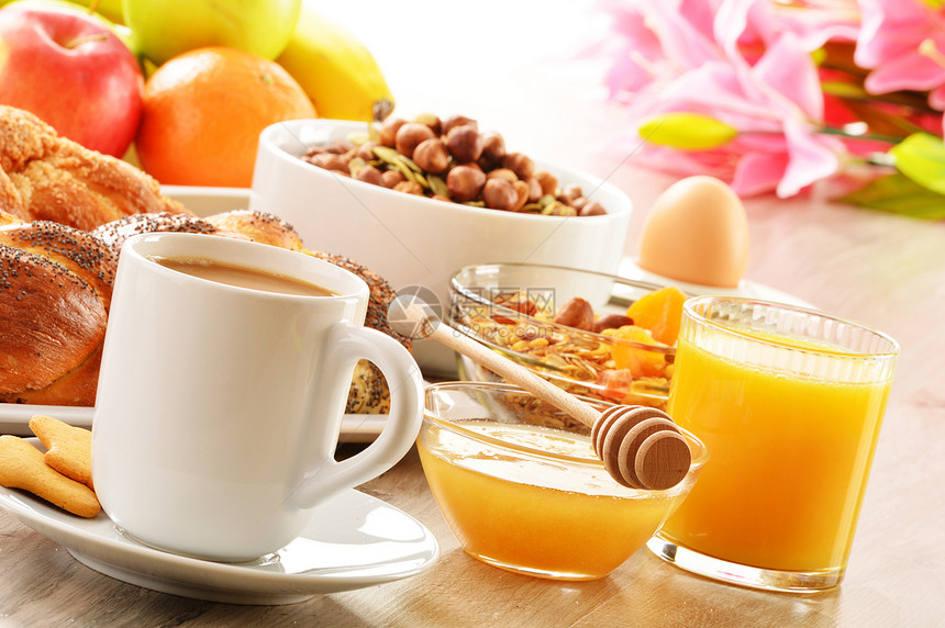早餐 包括咖啡 面包 蜂蜜 橙汁 梅斯利a饮食橙子盘子牛奶杯子玻璃桌子水果健康粮食图片