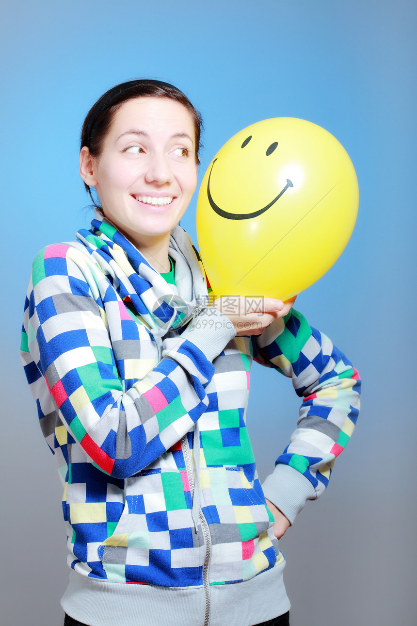 带气球的女孩微笑蓝色笑脸乐趣学生快乐工作室衬衫幸福女性图片