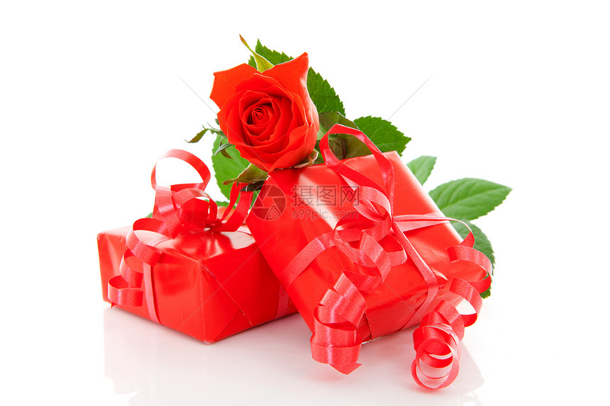 红礼物和玫瑰图片