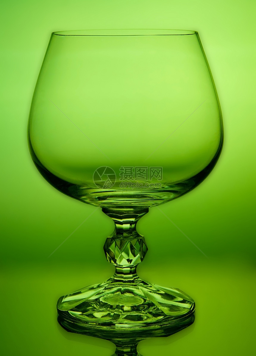 抽象绿色葡萄酒玻璃和背景图片