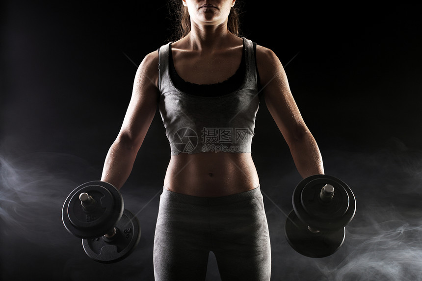 抬起哑铃健身女性身体女士运动专注重量教练力量女子图片