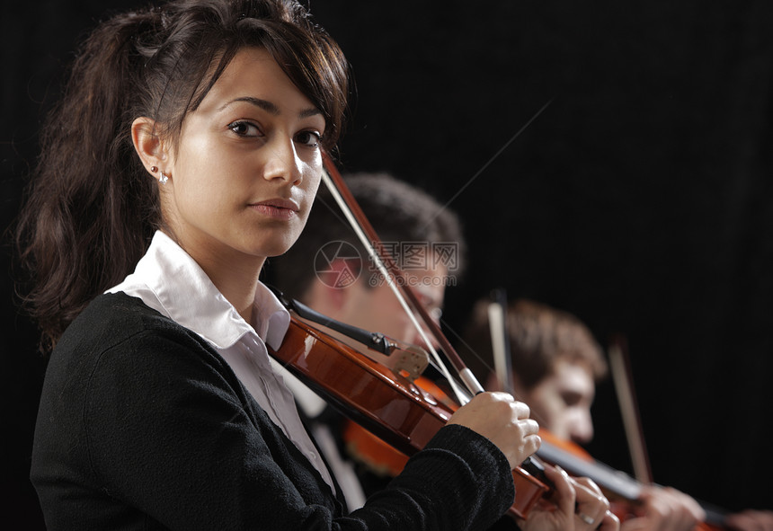 年轻女小提琴手的肖像古典音乐音乐家水平黑发女性女子小提琴家小提琴乐器音乐会图片
