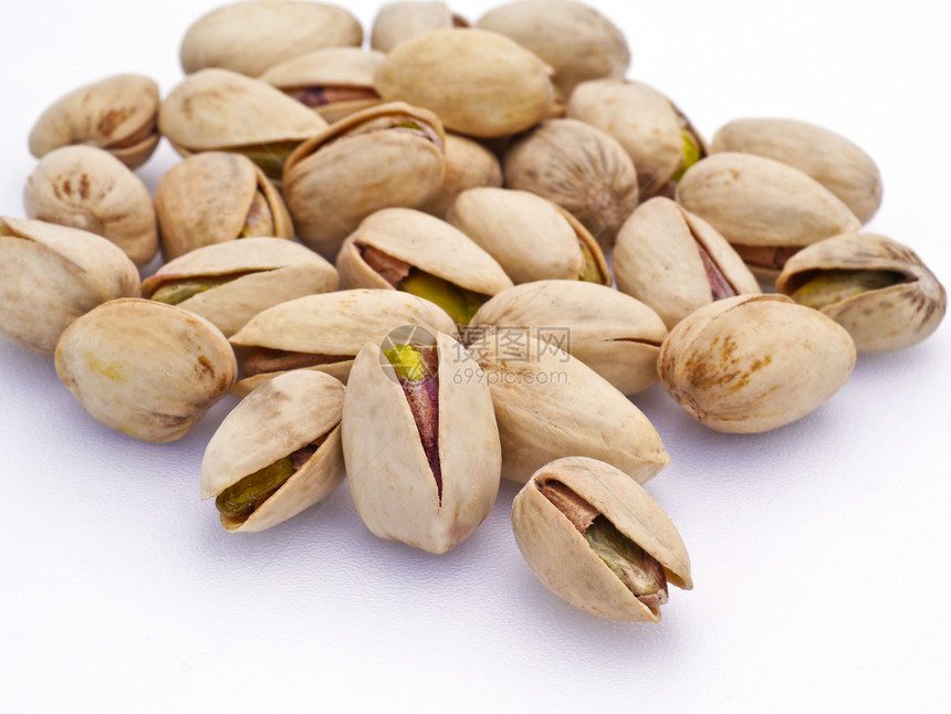 白色背景下的pistachios堆肥开心果工作室小吃食物黄色种子坚果盐渍图片