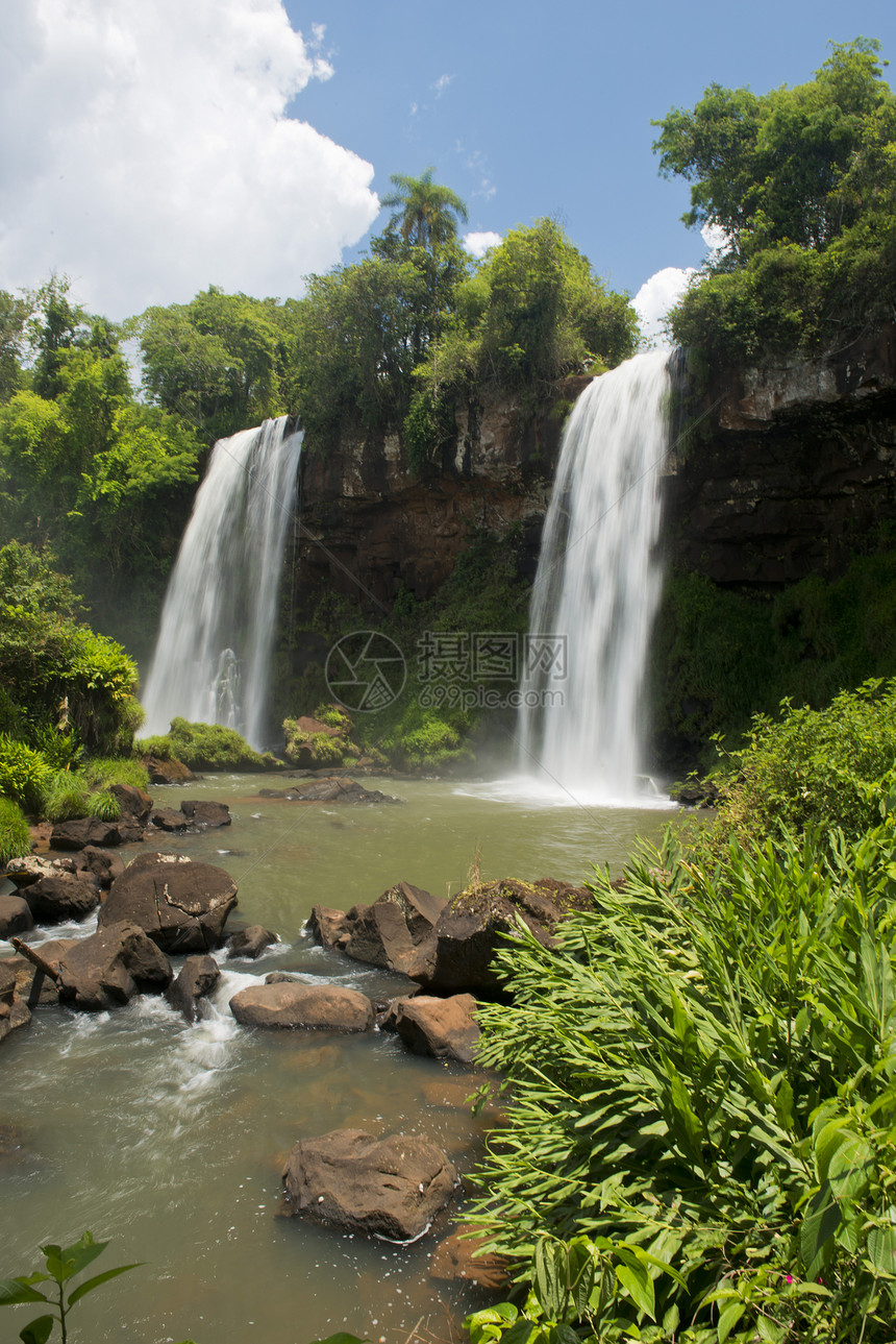 在伊瓜祖瀑布的两个瀑布丛林热带流动公园白内障拉丁情调奇迹全景荒野图片