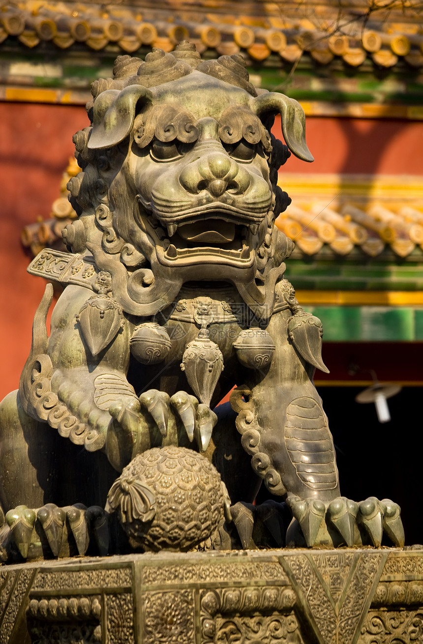 中国北京佛教寺庙 青铜龙雕像ong河图片