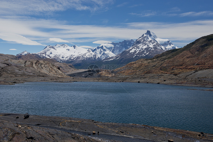 来自的湖泊和安第斯山脉全景冰川图片